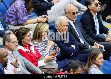 New York, USA. 08 Sep, 2019. Fashion Designer Ralph Lauren und Frau Ricky Anne Loew-Beer watch Rafael Nadal aus Spanien gegen Daniil Medwedew Russlands im Herren Einzel Endrunde an Arthur Ashe Stadium am USTA Billie Jean King National Tennis Center am September 08, 2019 in New York City. Credit: Unabhängige Fotoagentur/Alamy leben Nachrichten Stockfoto
