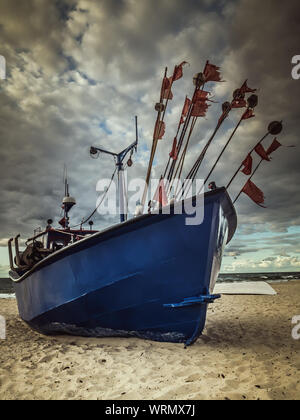 Fisherman's Boot angedockt an den sandigen Wharf - Strand Misdroy, Polen Stockfoto