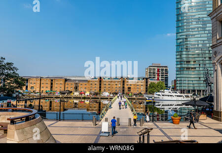 Blick auf die West India Quay, der North Station und dem Norden Dock Fußgängerbrücke, in Canary Wharf, London, England. Stockfoto