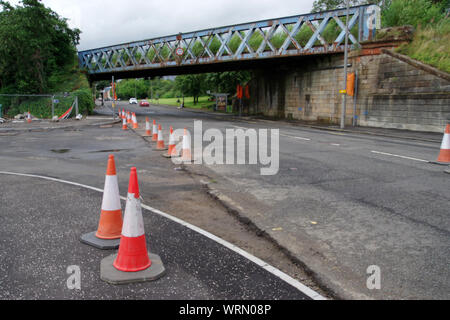 Stillgelegte stahl Brücke über Dumbarton Straße in Clydebank. Von Glasgow Unternehmen Sir William Arrol, der die Forth Bridge und der Tower Bridge gebaut. Stockfoto