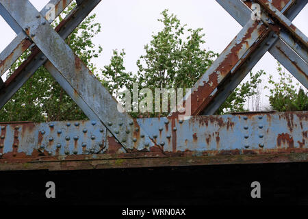 Stillgelegte stahl Brücke über Dumbarton Straße in Clydebank. Von Glasgow Unternehmen Sir William Arrol, der die Forth Bridge und der Tower Bridge gebaut. Stockfoto