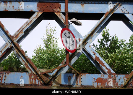 Stillgelegte stahl Brücke über Dumbarton Straße in Clydebank. Von Glasgow Unternehmen Sir William Arrol, der die Forth Bridge und der Tower Bridge gebaut. Stockfoto