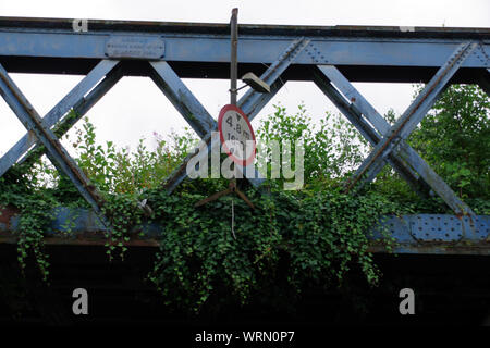 Stillgelegte stahl Brücke über Dumbarton Straße in Clydebank. Von Glasgow Unternehmen Sir William Arrol, der die Forth Bridge und der Tower Bridge gebaut. Stockfoto