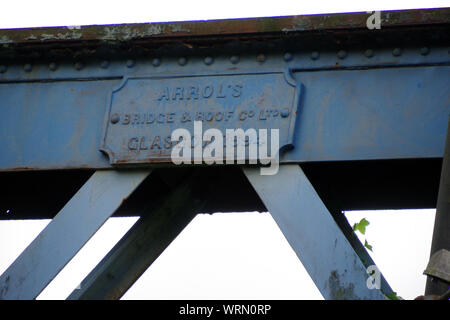 Stillgelegte stahl Brücke über Dumbarton Straße in Clydebank. Von Glasgow Unternehmen Sir William Arrol, der die Forth Bridge und der Tower Bridge gebaut. Stockfoto