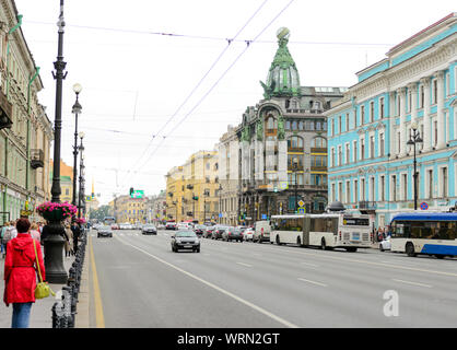 Sankt Petersburg, Russland, August 2019. Blick auf die Straße von der berühmten Newskij Prospekt der Hauptstraße in diese schöne Stadt Stockfoto