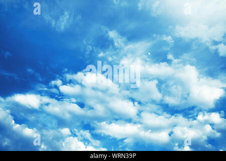 Blauer Himmel mit weißen Wolken über das Bild mit dem Mond gesehen. Stockfoto