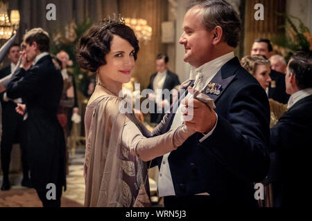 Erscheinungsdatum: September 20, 2019 Title: Downton Abbey STUDIO: Focus Features Regie: Michael Engler PLOT: Aus der Hit-TV-Serie Downton Abtei angepasst, erzählt die Geschichte der Familie von Crawley, ein wohlhabender Besitzer eines großen Immobilien in der englischen Landschaft im frühen 20. Jahrhundert. STARRING: ELIZABETH MCGOVERN als Lady Grantham, Hugh Bonneville als Herrn Grantham. (Bild: © Focus Features/Entertainment Bilder) Stockfoto