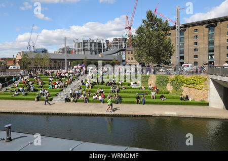 Das Gras Treppe, die von der Kornkammer Square zu Regents Canal an Kings Cross, NC1, im Herbst Sonnenschein, im Norden von London, Großbritannien Stockfoto