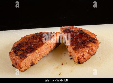 Gekocht und bereit zu essen LightLife-Taschenlampe enthält auf Basis pflanzlicher burger Schnitt auf servierteller Stockfoto