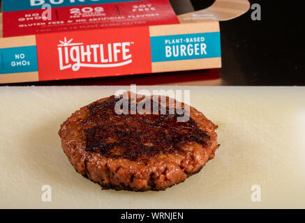 Gekocht und bereit zu essen LightLife-Taschenlampe enthält auf Basis pflanzlicher Burger in Paket aus zwei Frikadellen Stockfoto