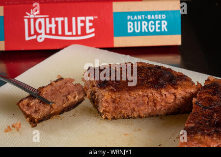 Gekocht und bereit zu essen LightLife-Taschenlampe enthält auf Basis pflanzlicher Burger in Paket aus zwei Frikadellen Stockfoto