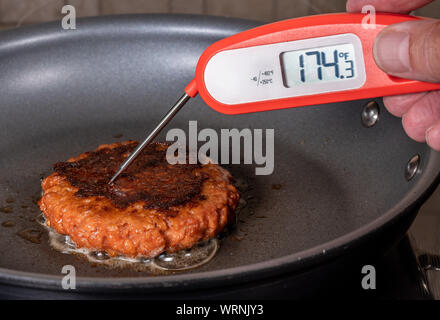 Gekocht und bereit zu LightLife-Taschenlampe enthält auf Basis pflanzlicher Burger essen in der Pfanne Stockfoto