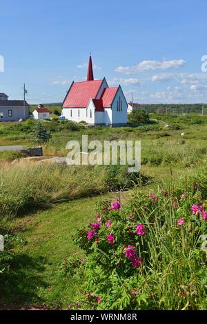 HALIFAX, KANADA -20. Juli 2019- Blick auf die malerische St John's Anglican Church, eine historische Kirche im Stil der Carpenter Gotik in Peggy's Cove außerhalb von H Stockfoto