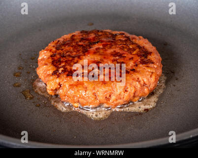 Gekocht und bereit LightLife-Taschenlampe enthält auf Basis pflanzlicher Burger gebraten in der Pfanne zu essen Pan Stockfoto