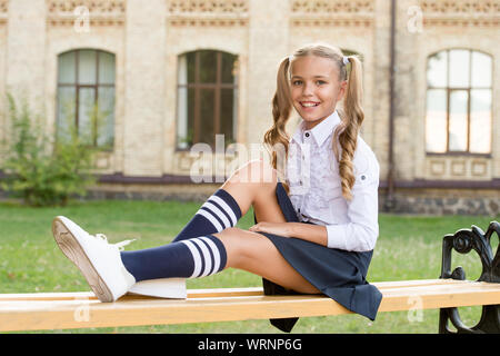 Klassiker kommt nie aus der Mode. Edel einheitlichen Markt. smart Look. alte Schule. zurück zu Schule. Schülerin in edlen retro Uniform. kleine glückliche Mädchen bereit zu studieren. vintage Kid Mode und Schönheit. Stockfoto