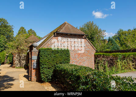 Eingang zum petersfield Physic Garden, eine botanische Kräutergarten von Heilpflanzen für die Öffentlichkeit zugänglich in Petersfield, Hampshire, Südengland Stockfoto