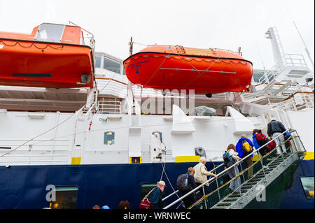 LONGYEARBYEN, Svalbard, Norwegen - 25. JULI 2010: Touristen an Bord der National Geographic Explorer Kreuzfahrtschiff. Stockfoto