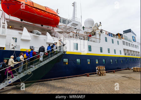 LONGYEARBYEN, Svalbard, Norwegen - 25. JULI 2010: Touristen an Bord der National Geographic Explorer Kreuzfahrtschiff. Stockfoto