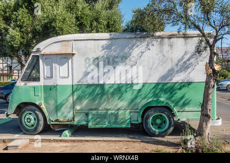 Eine alte grüne und weiße Schritt van (Lkw oder Lkw) sitzt, nicht verwendete, auf dem Parkplatz der Pea Soup Andersen in Solvang, Kalifornien. Es gehört zu den Rest Stockfoto