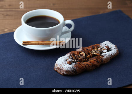 Schokolade Mandel Muttern walnuss Haselnüsse dänische Brot mit heißem Kaffee closeup auf Tabelle isoliert Stockfoto