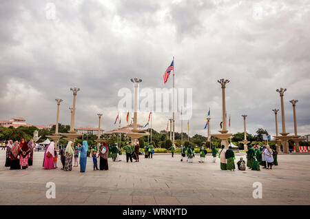PUTRAJAYA, MALAYSIA - Dezember 17, 2018: Besucher in der Nähe von Perdana Putra, Büro des Ministerpräsidenten von Malaysia, die sich auf die wichtigsten Hügel in Putrajaya. Stockfoto