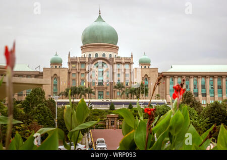 Perdana Putra ist das Büro des Ministerpräsidenten von Malaysia auch Bundesregierung gesetzgeberische Gebäude auf dem Hügel in Putrajaya. Stockfoto