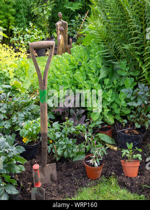 Chenies Manor Gartenarbeit in den Fortschritt. Spaten, Kelle und Blumentöpfe bereit für die dahlie Pflanzzeit vorbereiten. Stockfoto