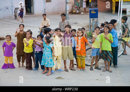 Rajasthan, Indien, September 2, 2019 Kinder kommen Touristen in Rajasthan, Indien zu begrüßen Stockfoto