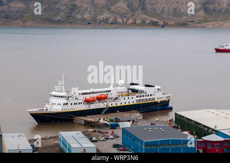 LONGYEARBYEN, Svalbard, Norwegen - 25. Juli 2010: Das kreuzfahrtschiff National Geographic Explorer auf die Arktis Bucht von Adventfjorden abzuweichen. Stockfoto