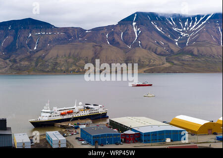 Das kreuzfahrtschiff National Geographic Explorer auf die Arktis Bucht von Adventfjorden abzuweichen. Stockfoto