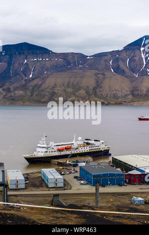 LONGYEARBYEN, Svalbard, Norwegen - 25. Juli 2010: Das kreuzfahrtschiff National Geographic Explorer auf die Arktis Bucht von Adventfjorden abzuweichen. Stockfoto