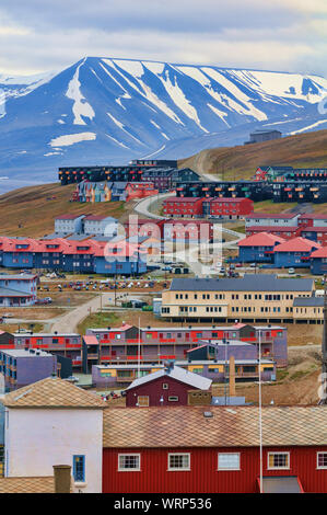Auf der Suche über zahlreiche farbenfrohe Gebäude im Dorf von Longyearbyen, Svalbard, Norwegen. Stockfoto