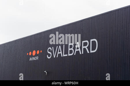 LONGYEARBYEN, Svalbard, Norwegen - 25. JULI 2010: Svalbard Flughafen Terminal Gebäude. Stockfoto