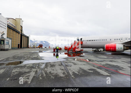 LONGYEARBYEN, Svalbard, Norwegen - 25. JULI 2010: Passagiere aussteigen im Freien von einer kommerziellen jet Flugzeug. Stockfoto