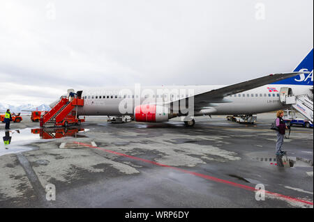 LONGYEARBYEN, Svalbard, Norwegen - 25. JULI 2010: Passagiere aussteigen im Freien von einer kommerziellen jet Flugzeug. Stockfoto