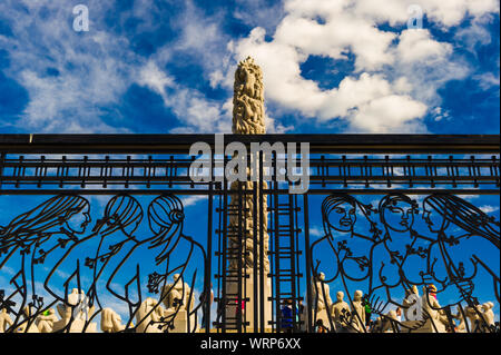 Oslo - Juli 24: Der Monolith statue hinter großen metallischen Gates in den Vigeland Skulptur Anordnung in Frogner Park am 24. Juli 2010 in Oslo Stockfoto