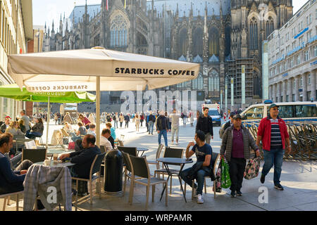 Köln, DEUTSCHLAND - ca. September 2018: Menschen bei Starbucks Coffee in Köln. Stockfoto