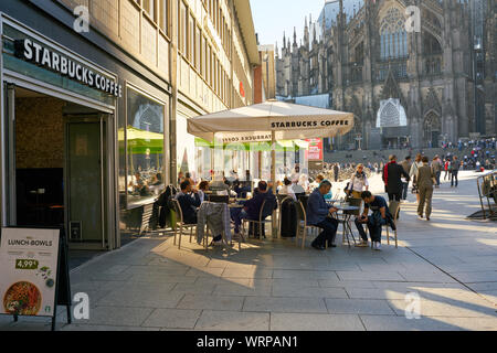 Köln, DEUTSCHLAND - ca. September 2018: Eingang zu Starbucks Coffee in Köln. Stockfoto