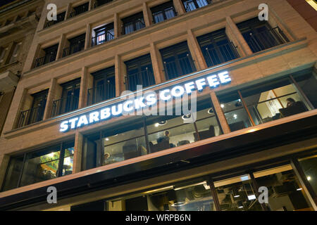 Köln, DEUTSCHLAND - ca. September 2018: Starbucks Kaffee auf Gebäude in Köln. Stockfoto
