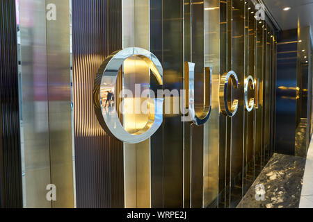 Hongkong, China - ca. April 2019: Nahaufnahme von Gucci Zeichen zum Internationalen Flughafen Hong Kong. Gucci ist eine italienische Luxusmarke von Mode und Lea Stockfoto