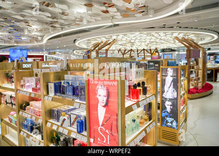 Hongkong, China - ca. April 2019: Duftstoffe in Hong Kong International Airport Duty Free Bereich. Stockfoto