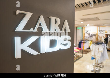 Hongkong, China - ca. April 2019: Nahaufnahme von Zara Zeichen an einem Store in Hongkong International Airport. Stockfoto