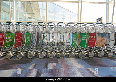 Hongkong - ca. April 2019: gepäckwagen am Hong Kong International Airport. Stockfoto