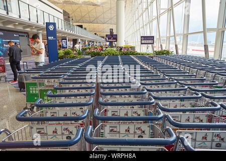 Hongkong - ca. April 2019: gepäckwagen am Hong Kong International Airport. Stockfoto