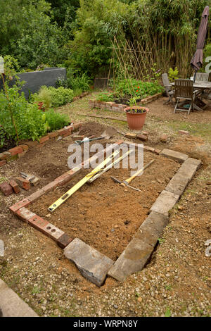 DIY angehobenen Betten aus Ziegelsteinen gemauert Stockfoto