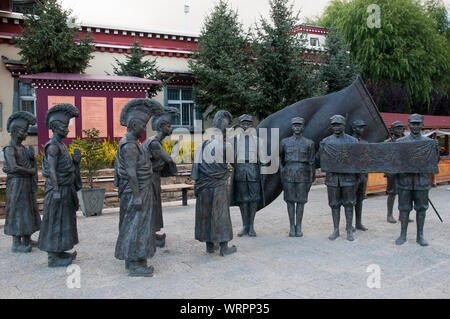 Die Diqing Rote Armee lange März Museum in Zhongdian oder Shangri-La Hotel, eine Mehrheit - Tibetische Stadt in Yunnan, China: tibetische Mönche die Ankunft der Roten Armee Grüße Stockfoto