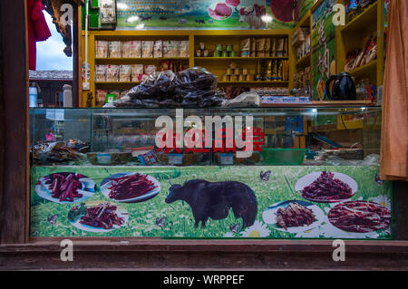 Storefront eines Metzgers in Zhongdian, auch als Shangri-La, eine Mehrheit - Tibetische Stadt, Yunnan, China bekannt Stockfoto