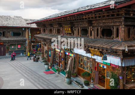 Marktplatz in der Altstadt oZhongdian, auch bekannt als Shangri-La ist eine Mehrheit - Tibetische Stadt erheblich umgebaut nach einem verheerenden Brand im Jahr 2014. Stockfoto