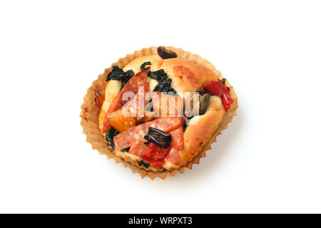 Wurst Gemüse Focaccia Pizza Brot closeup auf weißem Hintergrund Stockfoto