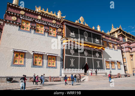 Ganden Sumtsenling, auch bekannt als Sungtseling oder Sōngzànlín, ist ein tibetisch-buddhistischen Kloster außerhalb Shangri La oder Zhongdian, Yunnan, China Stockfoto